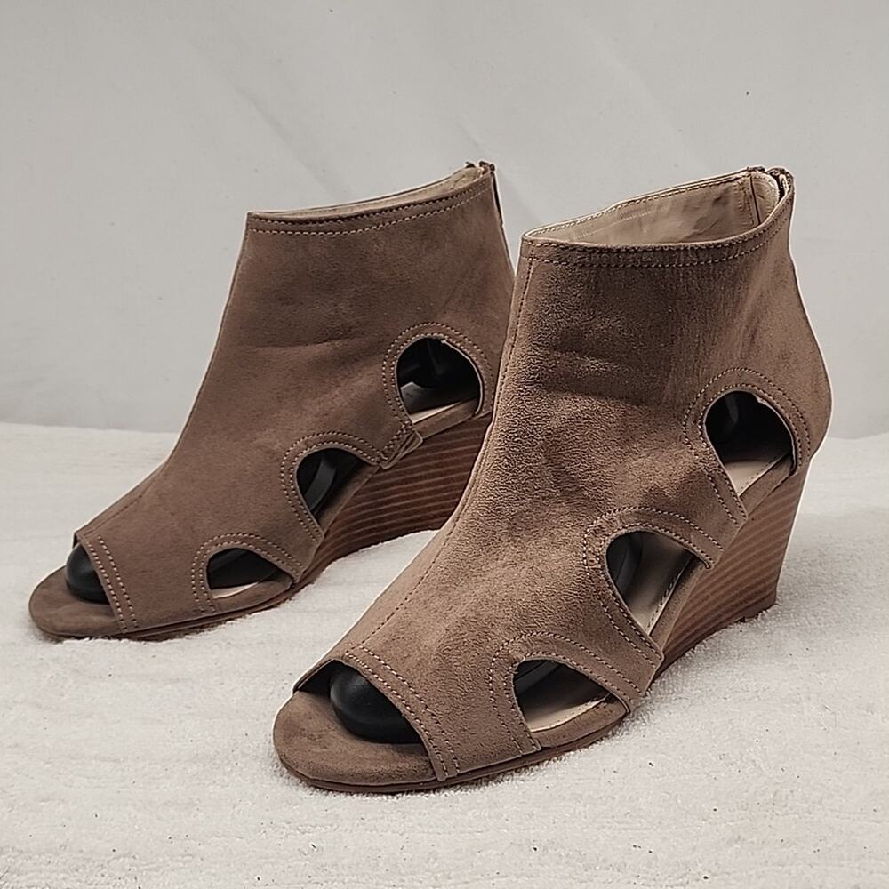 TORRID CUTOUT PEEP-TOE WEDGES TAN SUEDE LADIES SIZE 8WW VGUC